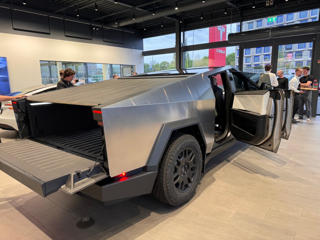 Tesla Cybertruck cargo bed