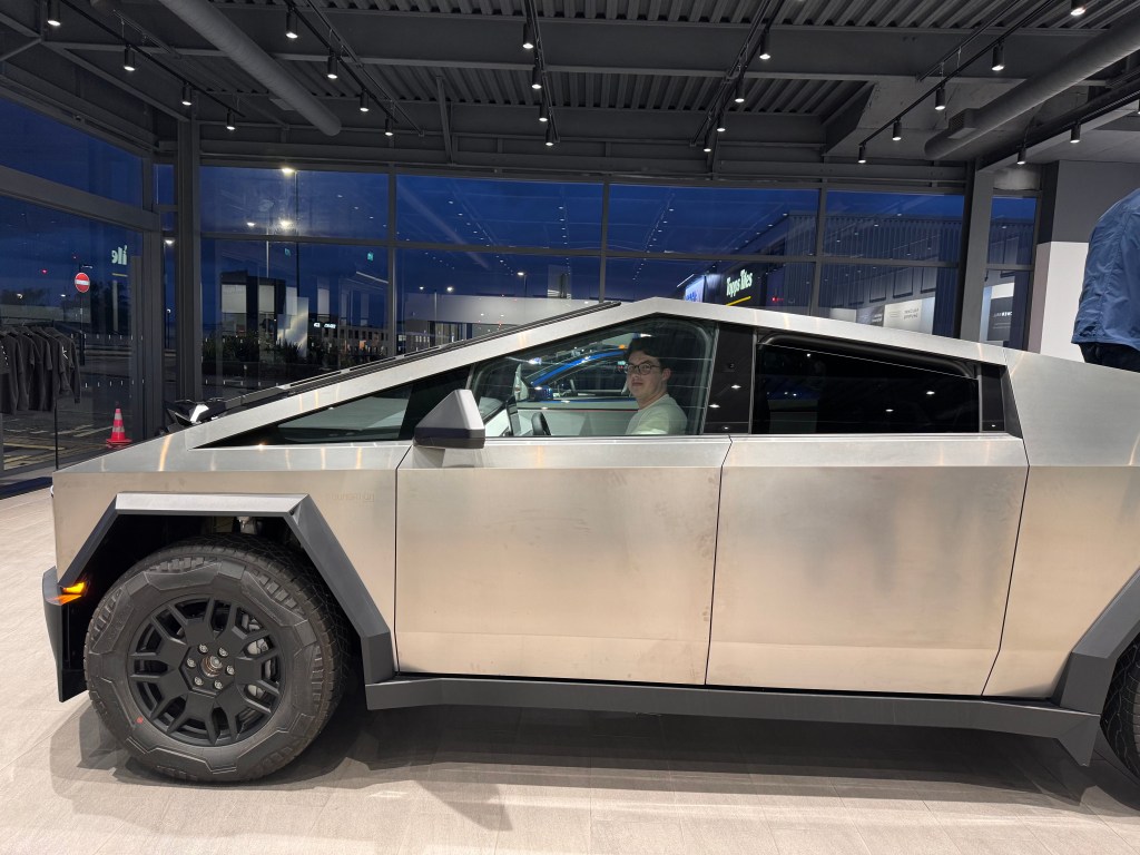 Tesla Cybertruck side