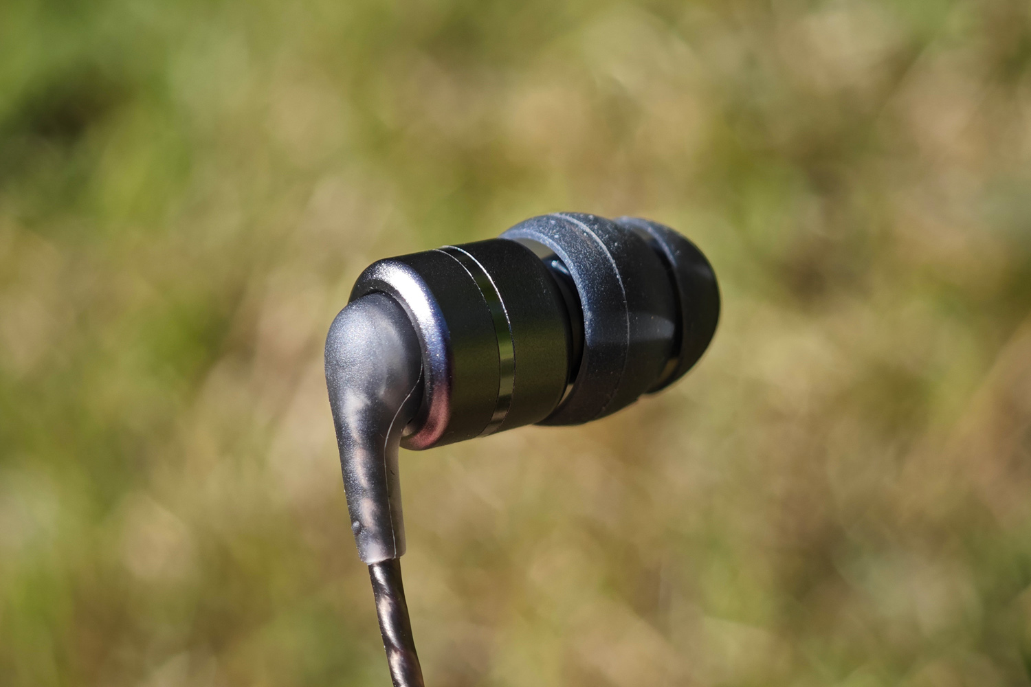 SoundMagic E80D review buds rear