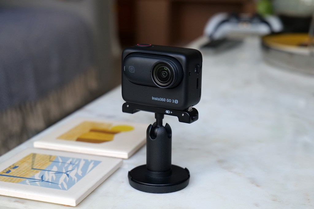 insta360 go 3s on stand
