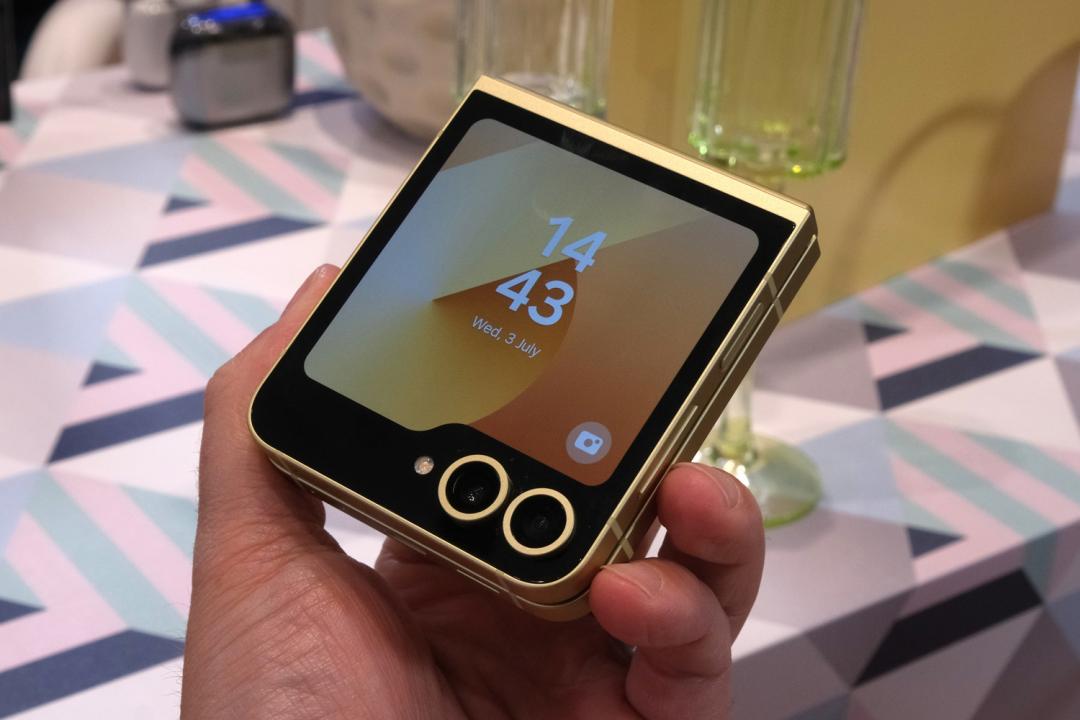 Samsung Galaxy Z Flip6 hands-on in hand outer screen