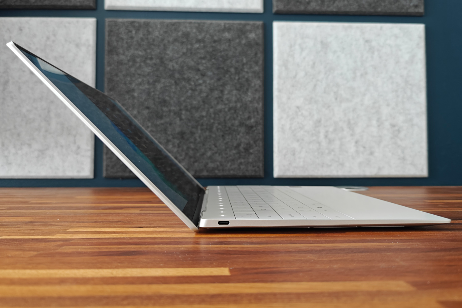 Dell XPS 13 Snapdragon review hinge