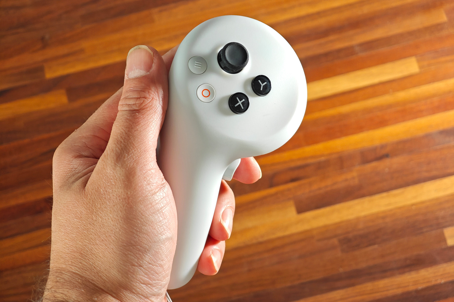 Pico 4 Ultra review controller in handc
