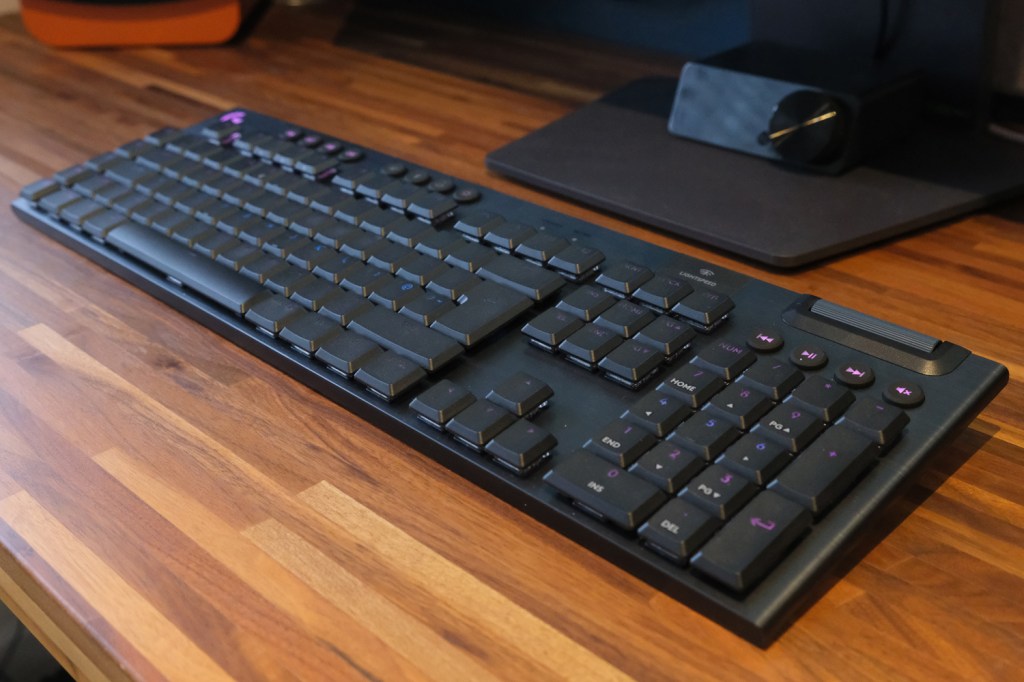 Logitech G915 X Lightspeed review side