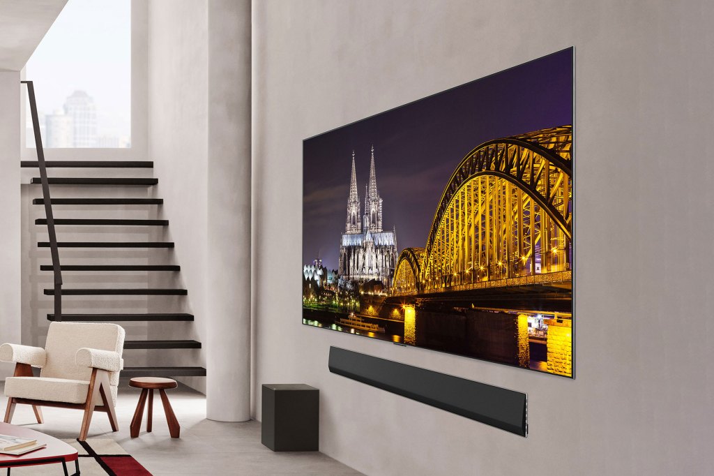 LG G5 OLED on wall