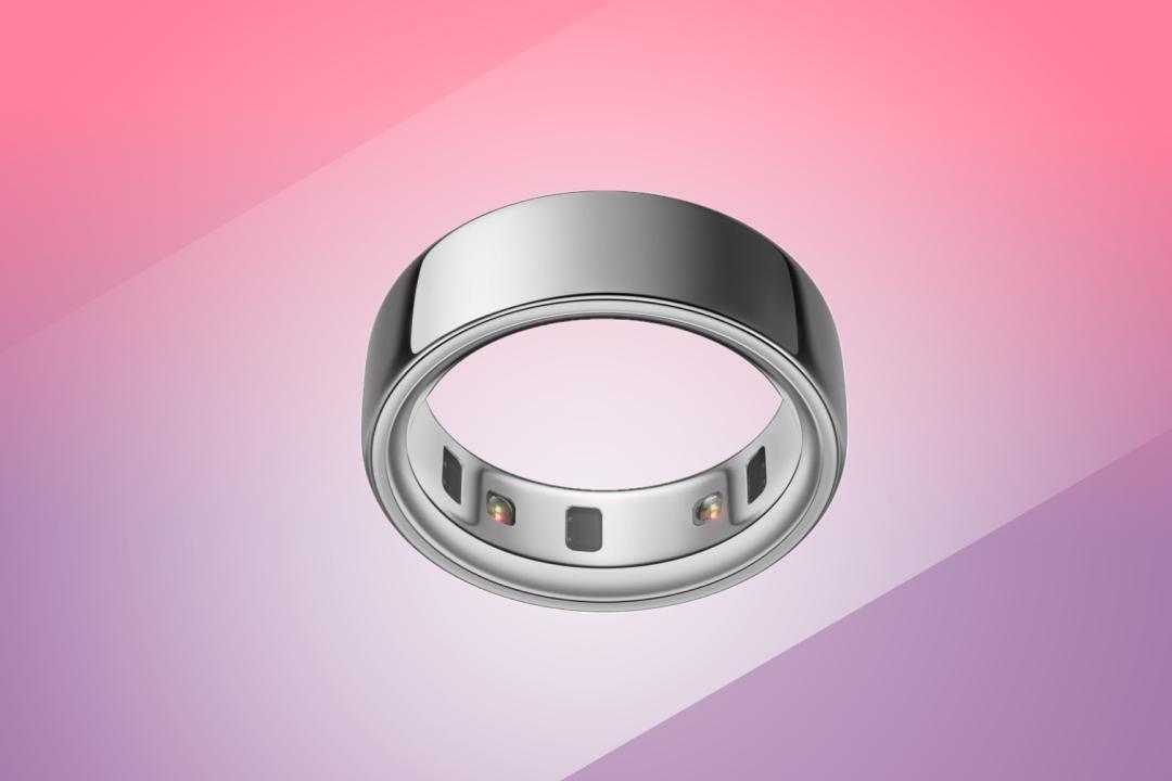 Oura Ring 4 on pink and purple background