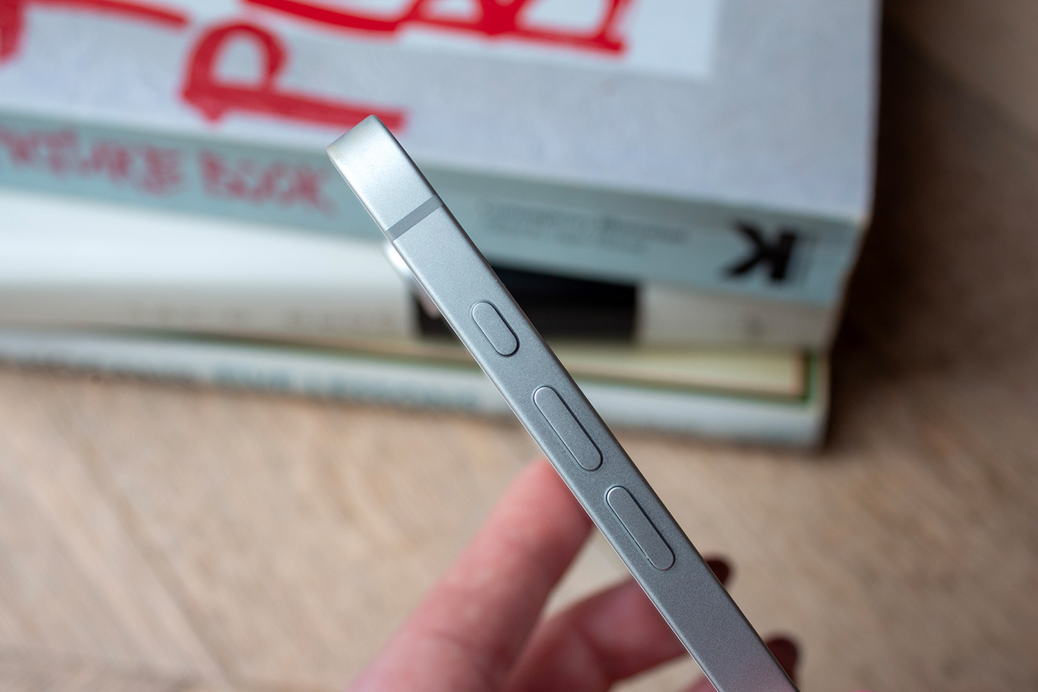 Apple iPhone 16e - action button