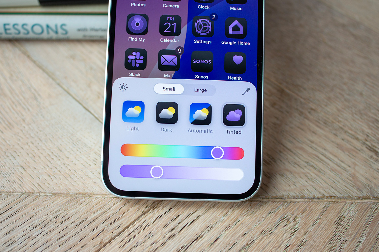 Apple iPhone 16e - icon colour picker