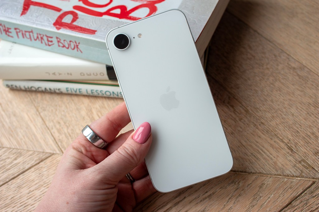 Apple iPhone 16e - in hand rear