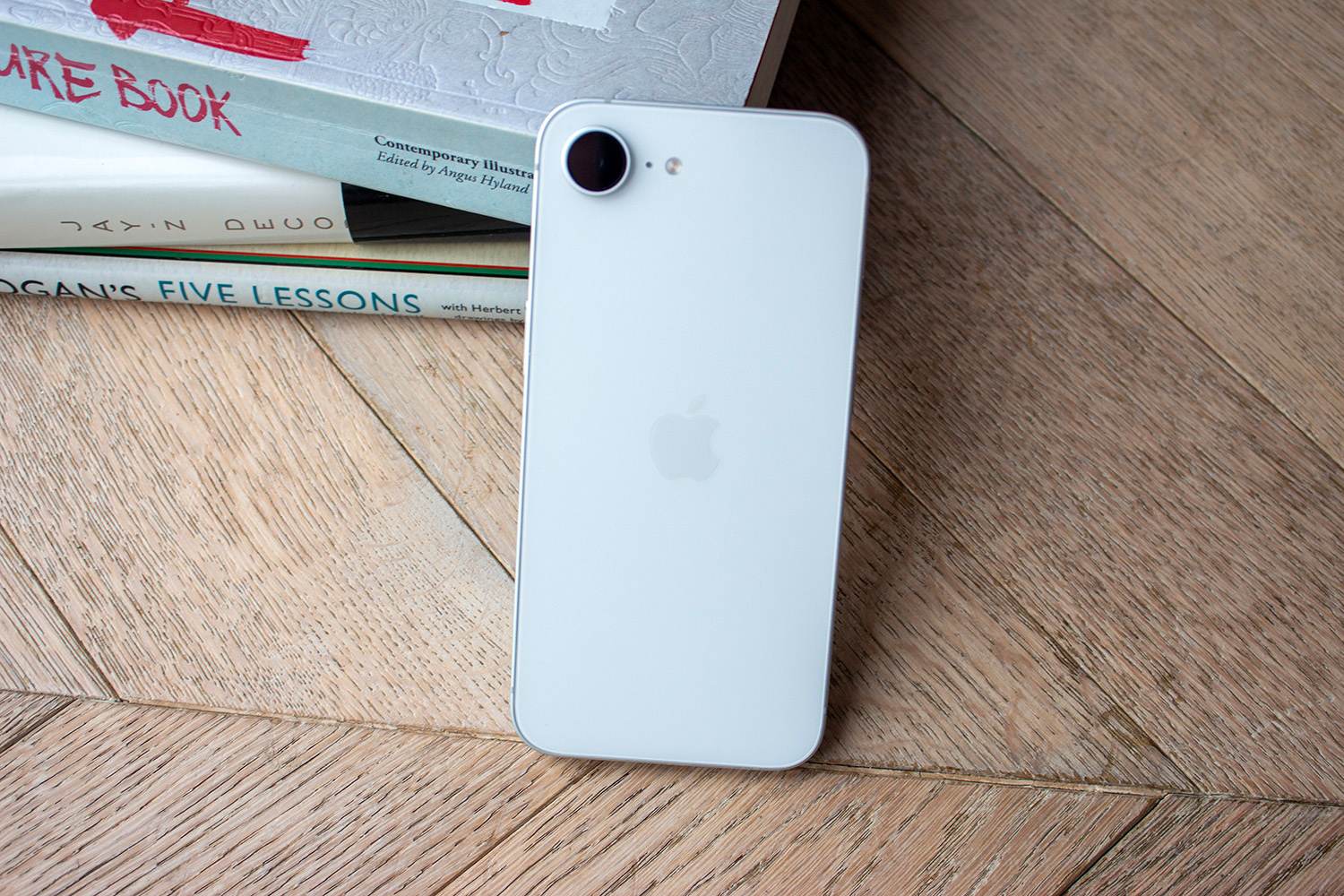 Apple iPhone 16e - rear