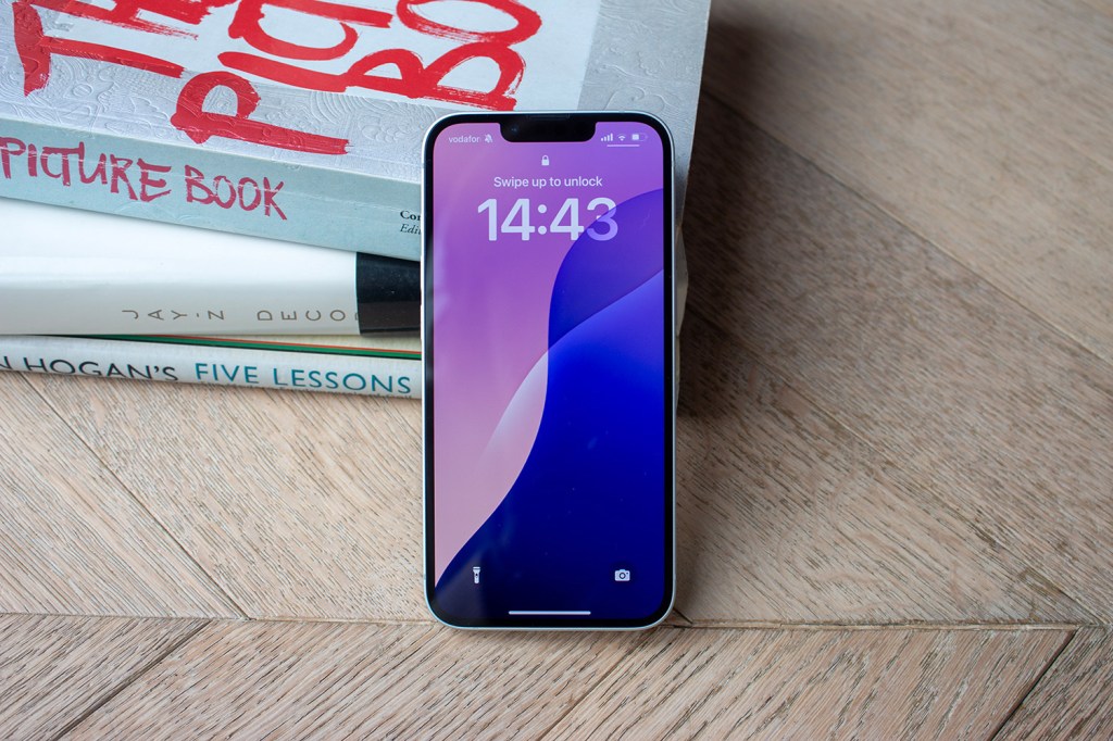 Apple iPhone 16e review lock screen