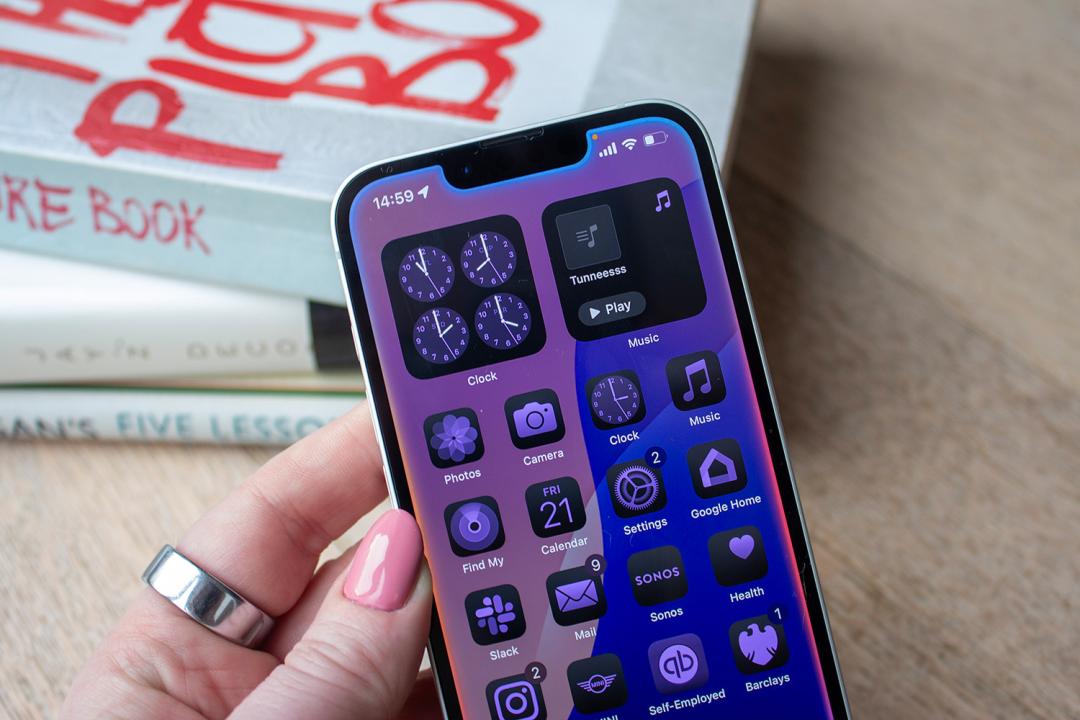 Apple iPhone 16e - siri highlights