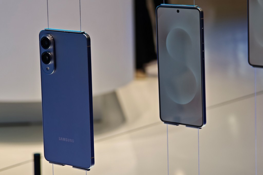 Samsung Galaxy S25 Edge MWC blue