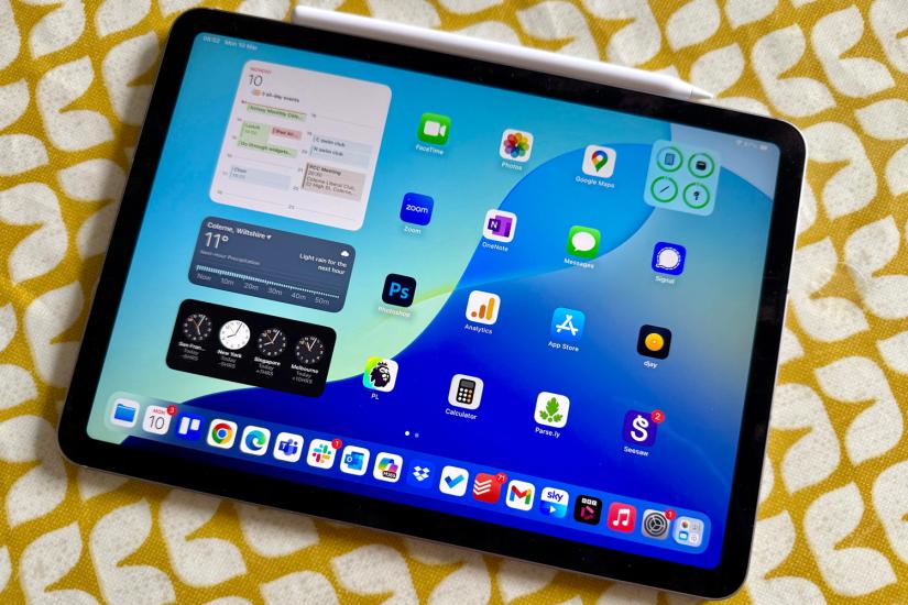 Apple plans MacBook and iPad display revamp for OLED without the Pro price?