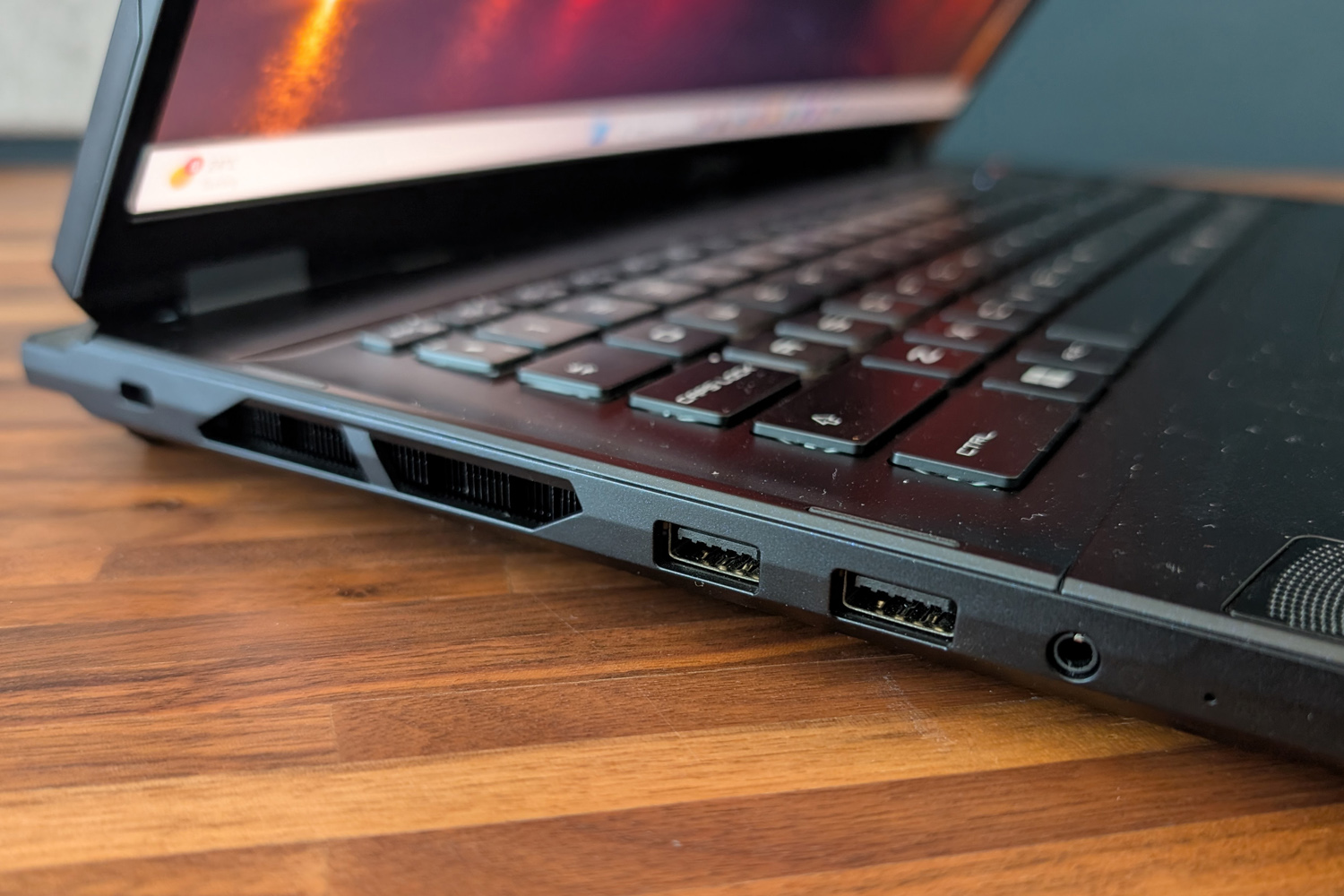 MSI Stealth A18 AI plus review ports left