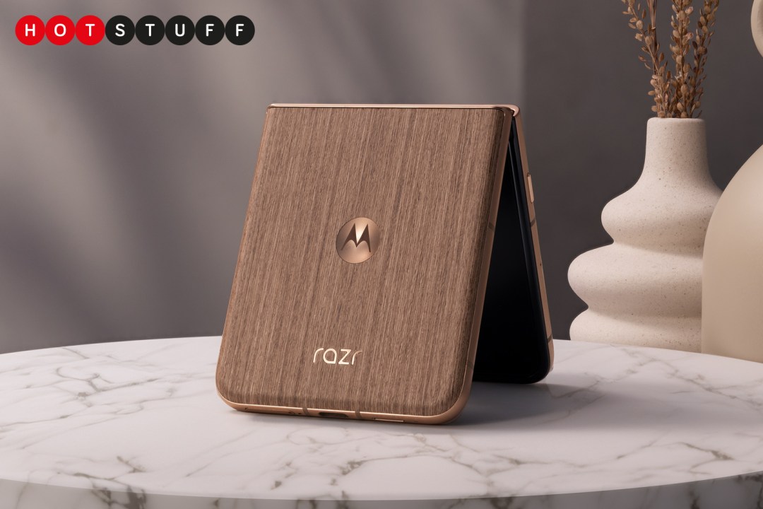 Motorola Razr 60 Ultra Hot Stuff wood