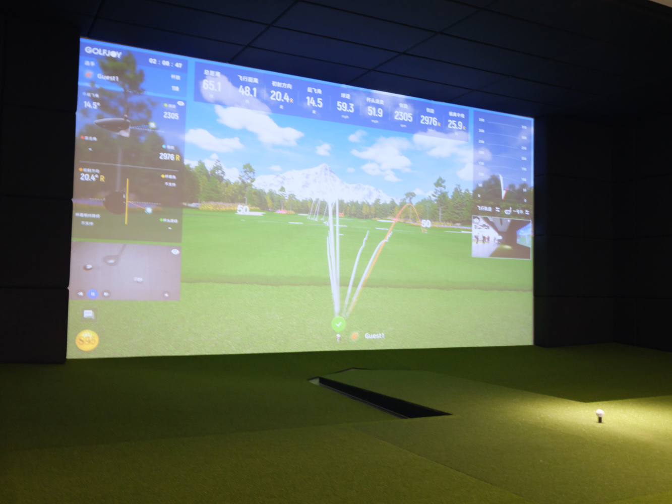 OnePlus Health lab golf trainer
