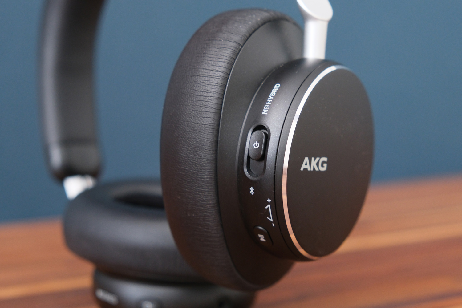 AKG N9 Hybrid review buttons