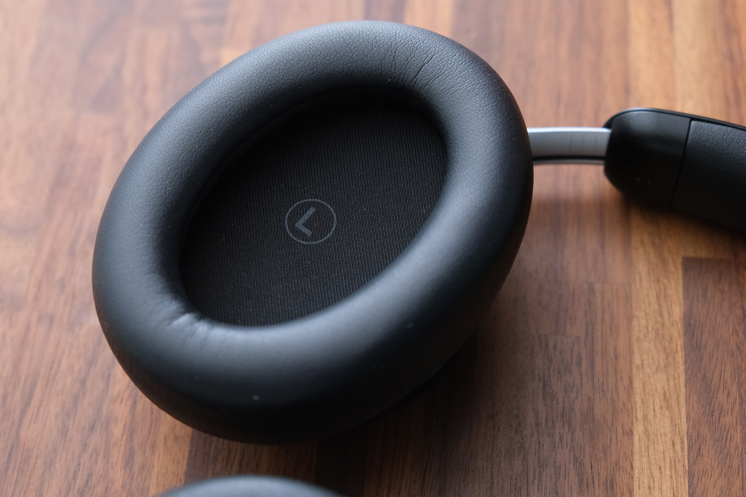 AKG N9 Hybrid review ear cups