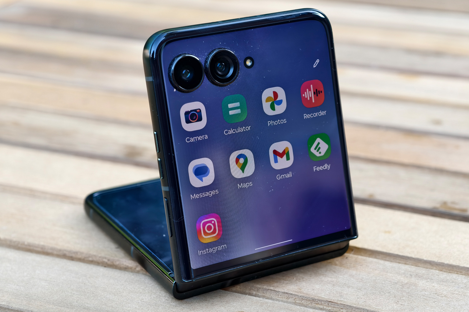 Motorola Razr 60 Ultra review desk mode