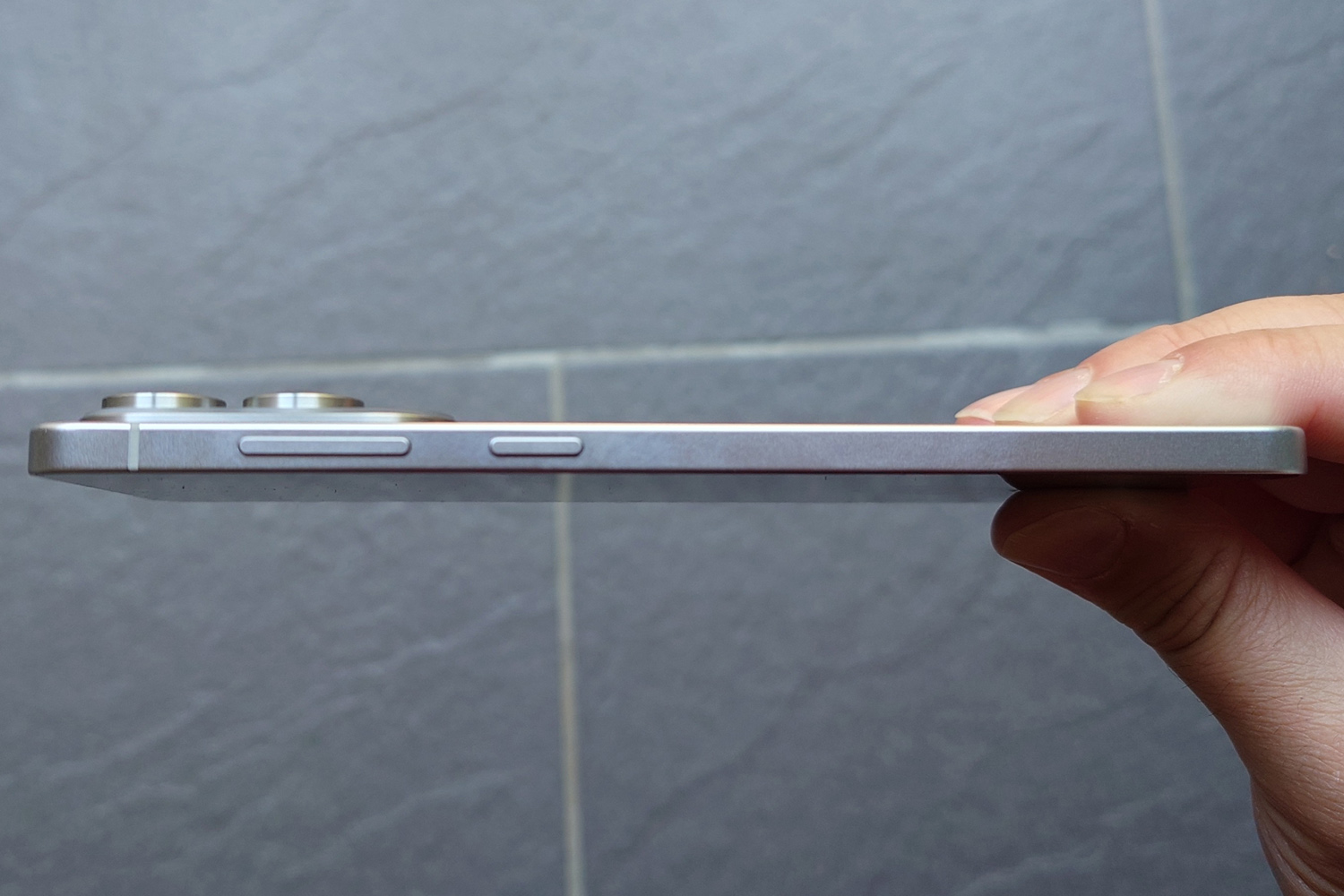 Samsung Galaxy S25 Edge in hand edge