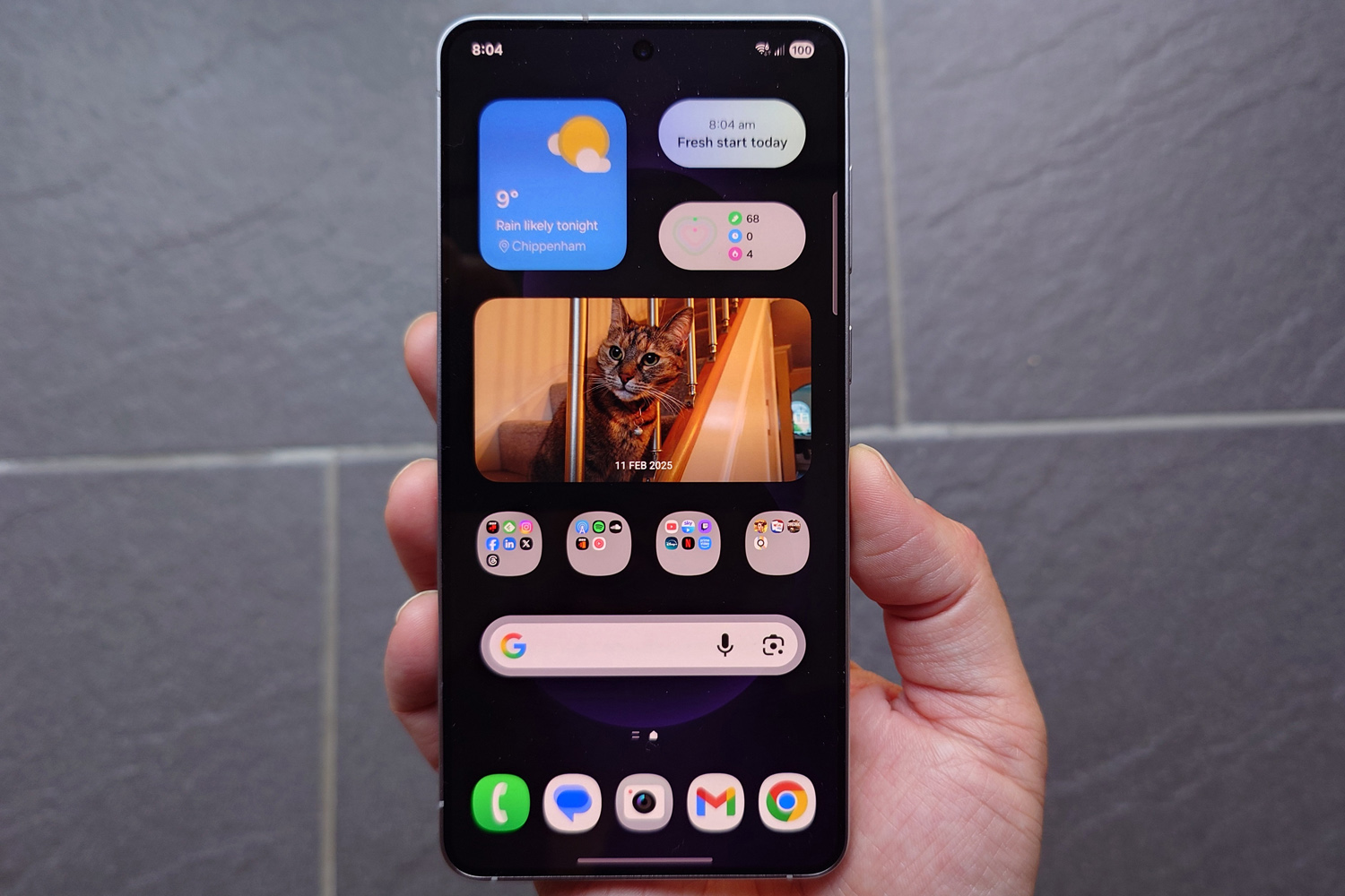 Samsung Galaxy S25 Edge in hand front