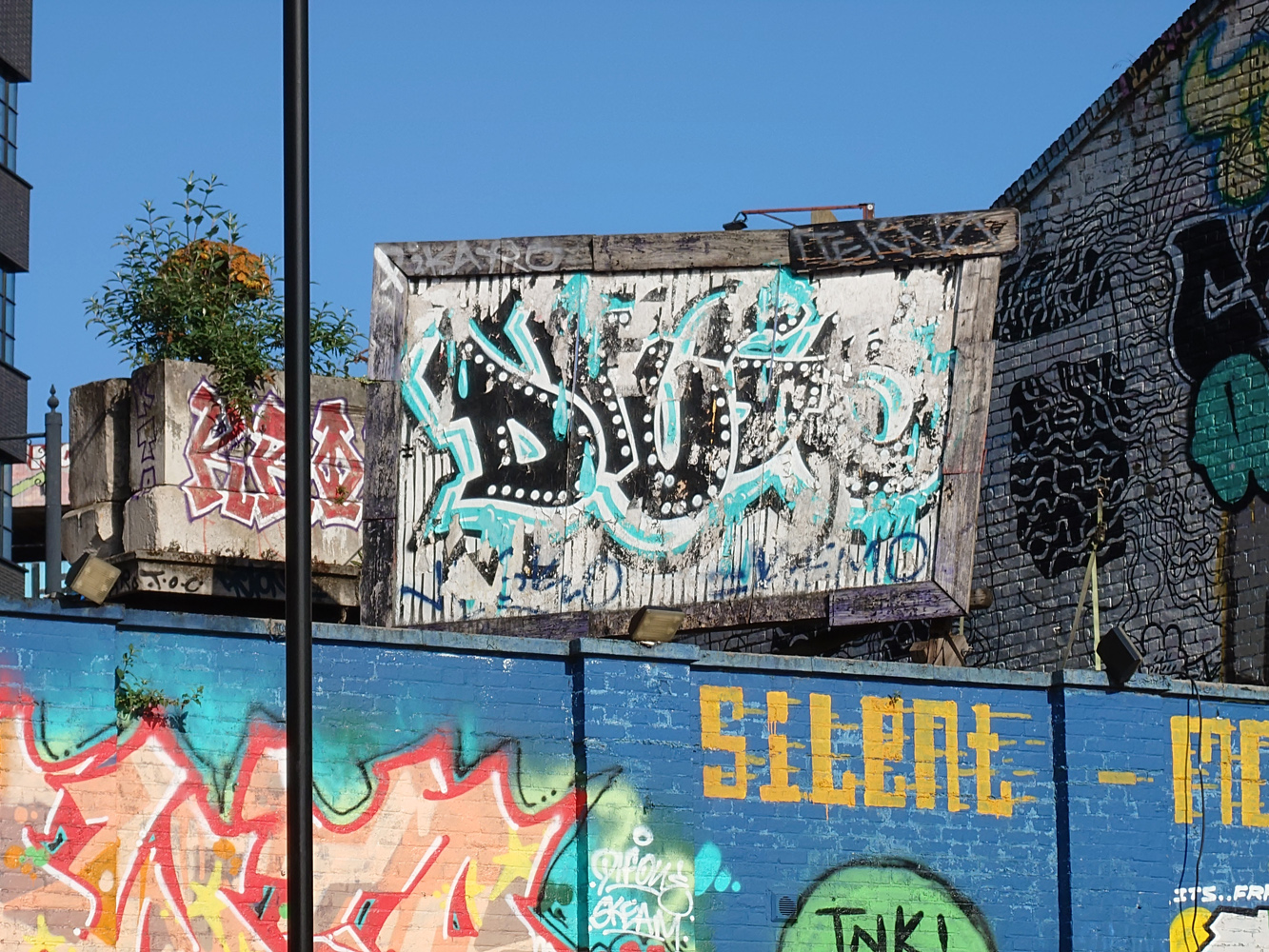 Sony Xperia 1 VII camera samples graffiti 7x