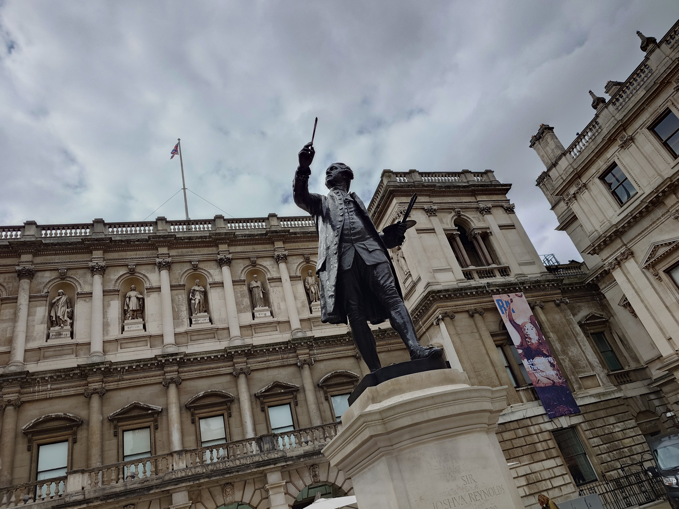 Sony Xperia 1 VII camera samples statue