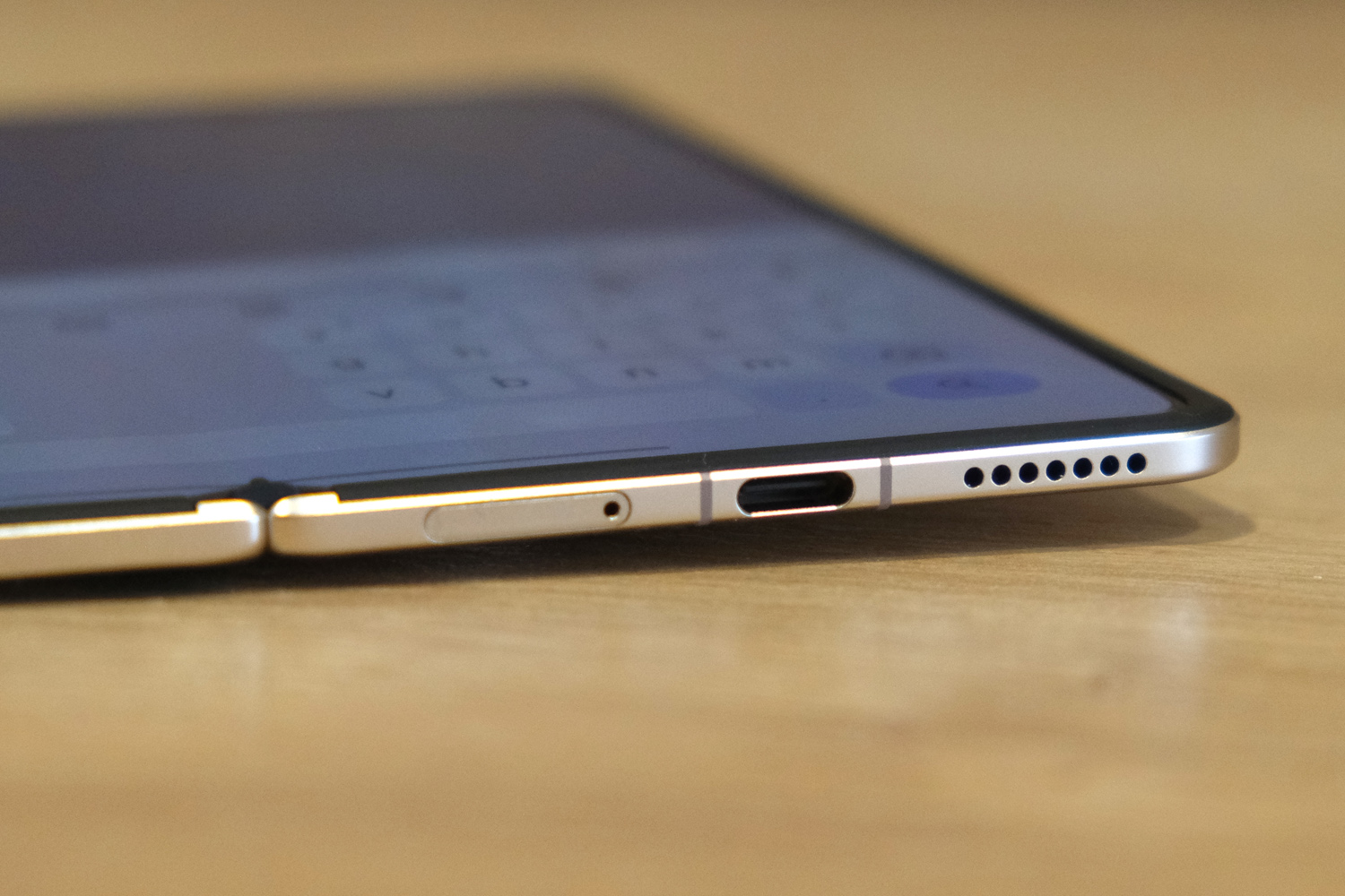 Honor Magic V5 hands-on USB-C port