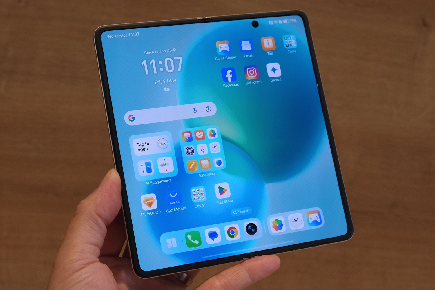 Honor Magic V5 hands-on in hand open