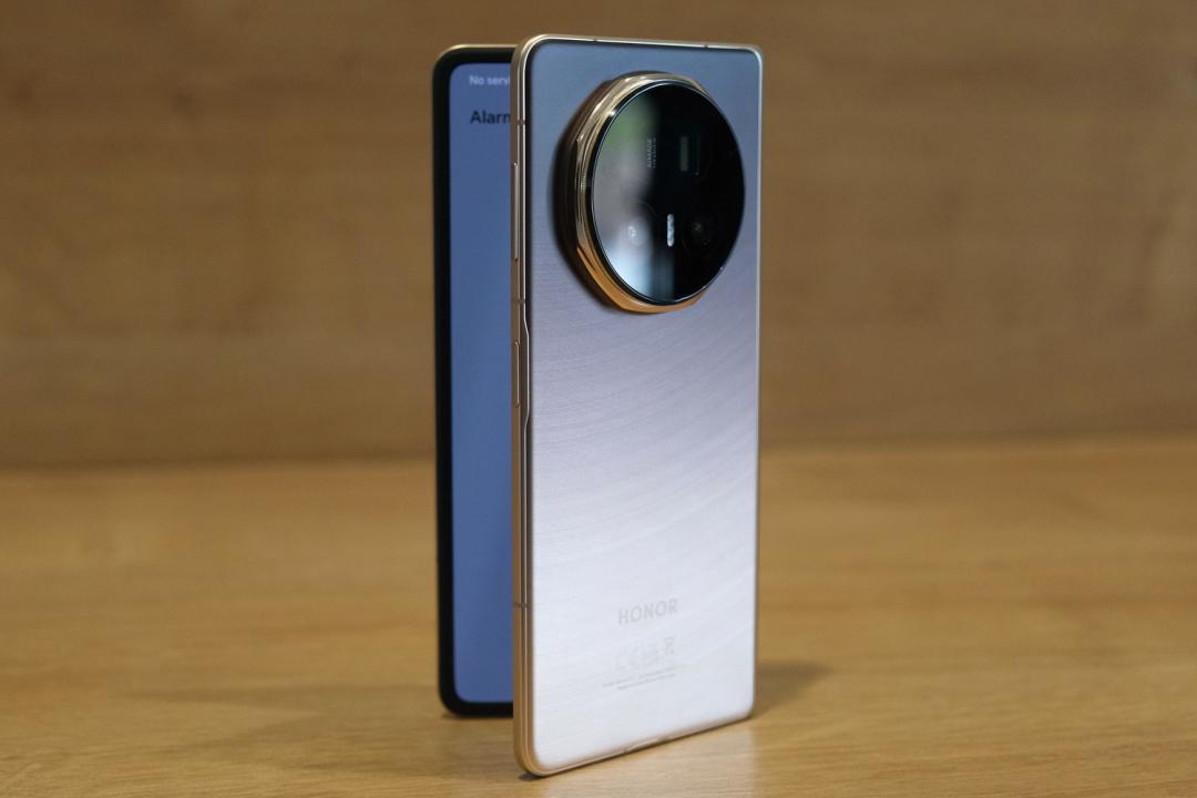 Honor Magic V5 hands-on lead