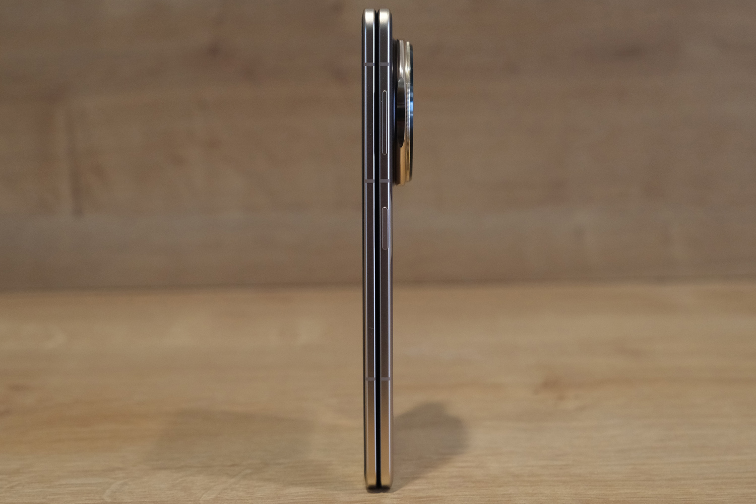 Honor Magic V5 hands-on thickness folded