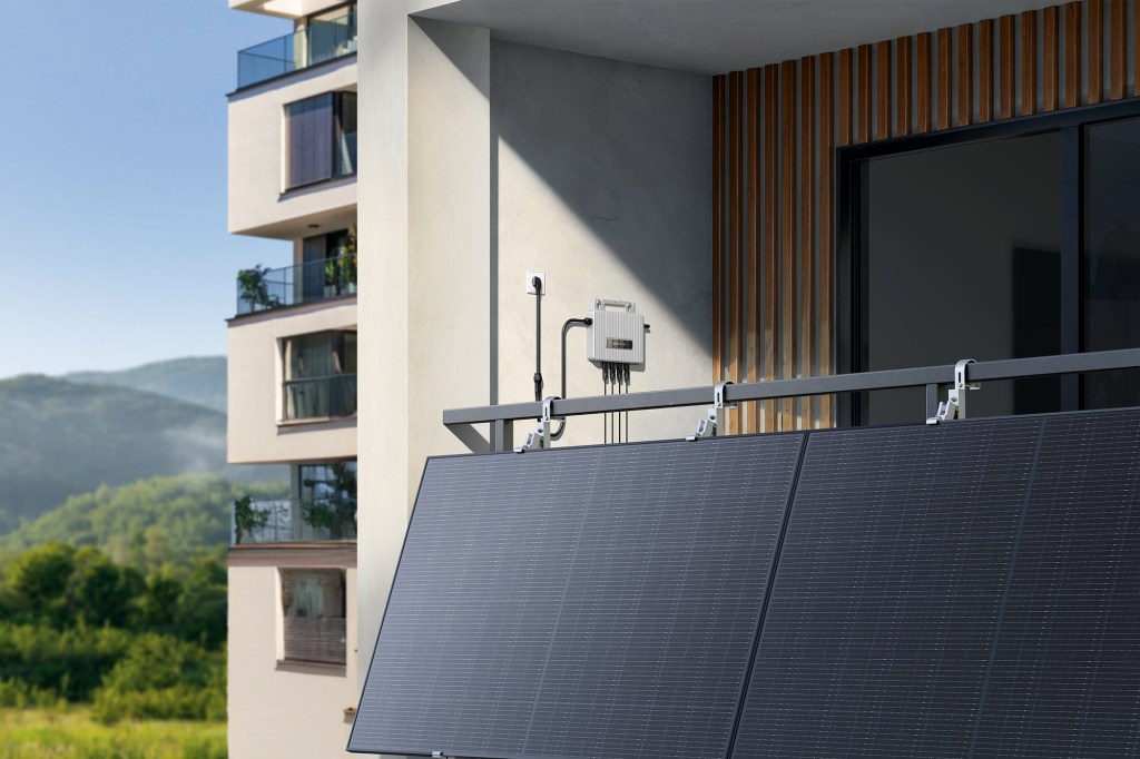 EcoFlow STREAM panels and microinverter