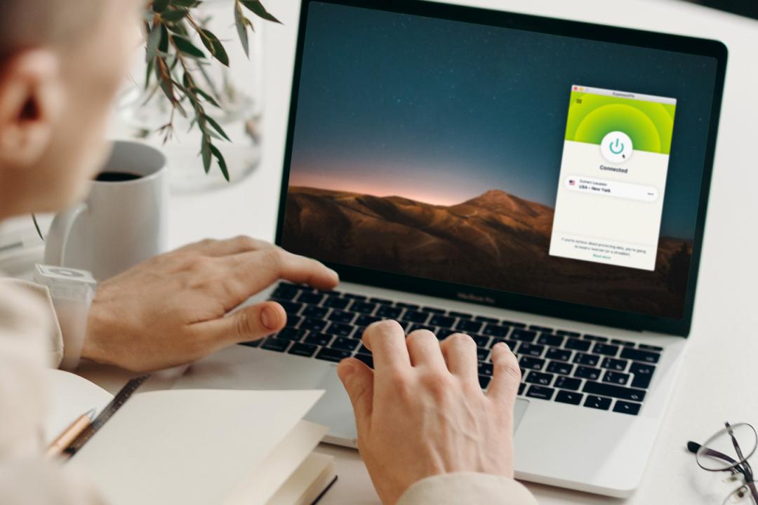 A MacBook runningi ExpressVPN