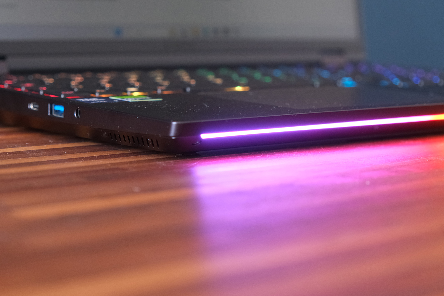 Medion Erazer Beast 16 X1 review lightbar