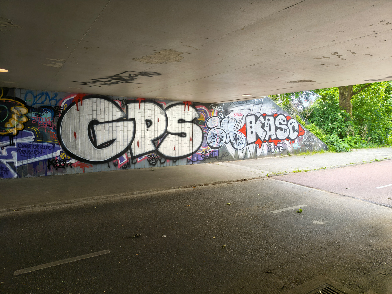 Motorola Edge 60 Pro camera samples tunnel graffiti