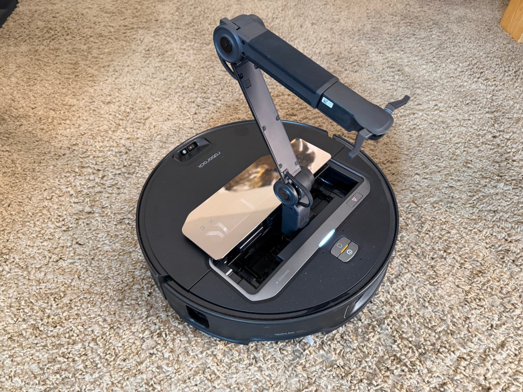Roborock Saros Z70 Arm Out