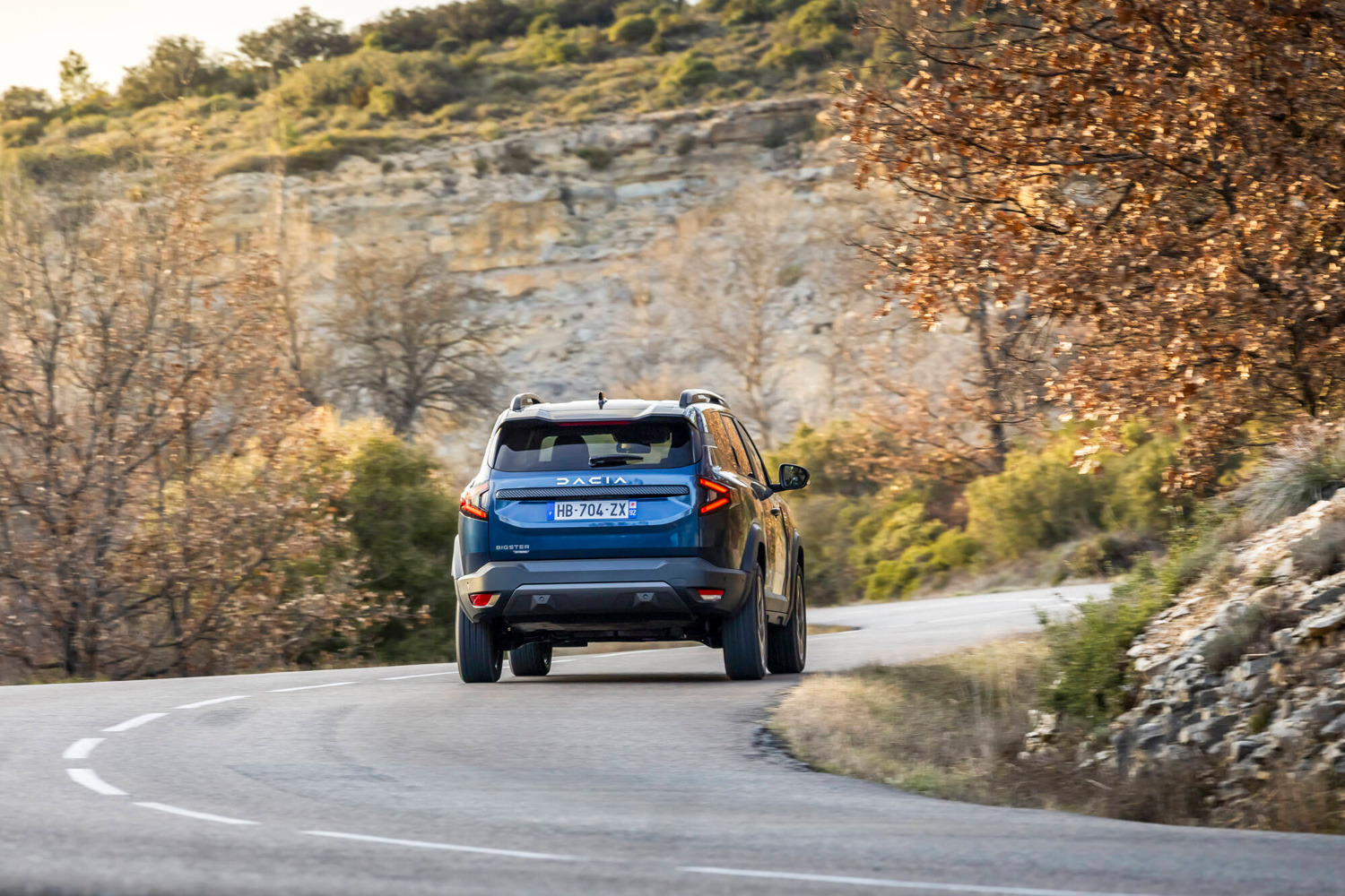 Dacia Bigster Hybrid 155 drive cornering rear