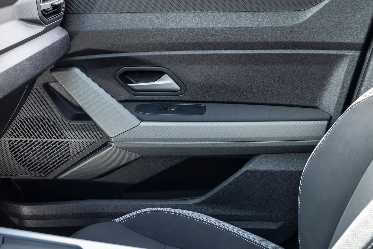 Dacia Bigster Hybrid 155 drive door cards