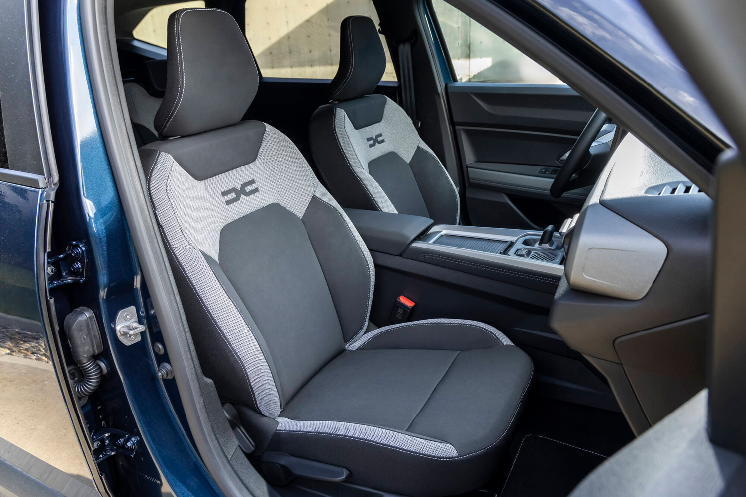 Dacia Bigster Hybrid 155 drive front seats