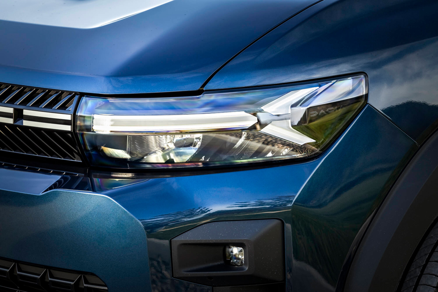 Dacia Bigster Hybrid 155 drive headlights
