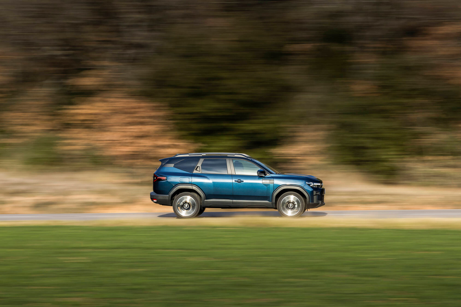 Dacia Bigster Hybrid 155 drive side pan