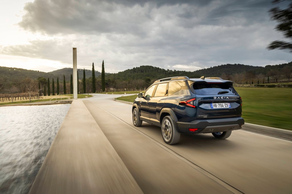 Dacia Bigster Hybrid 155 drive tracking rear