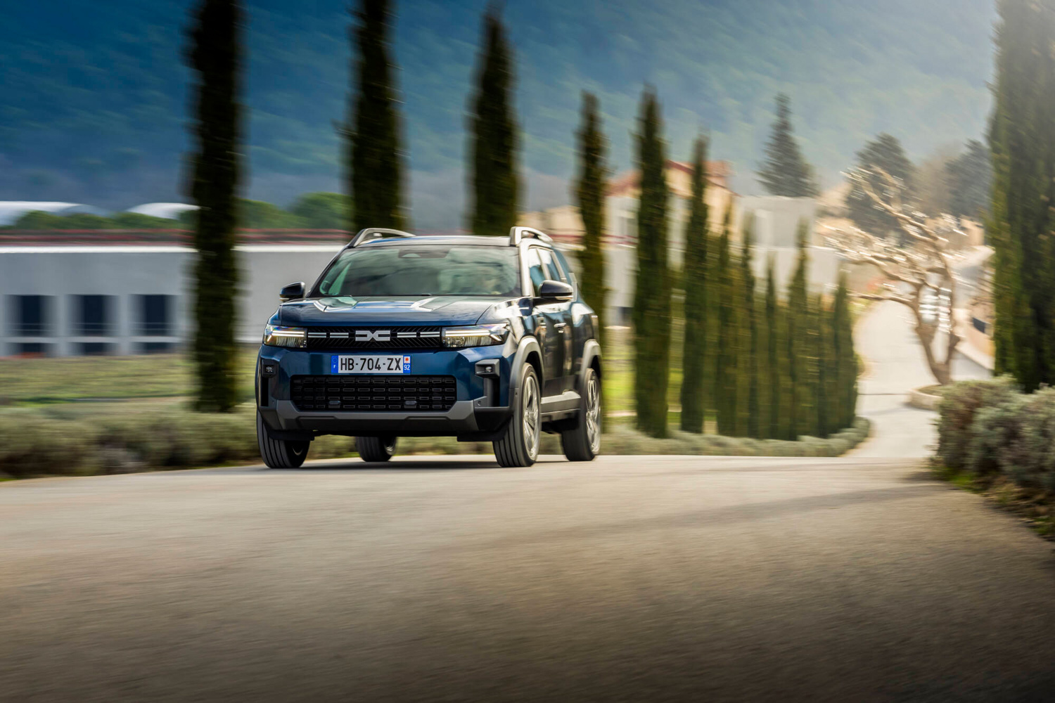 Dacia Bigster Hybrid 155 drive tracking nose