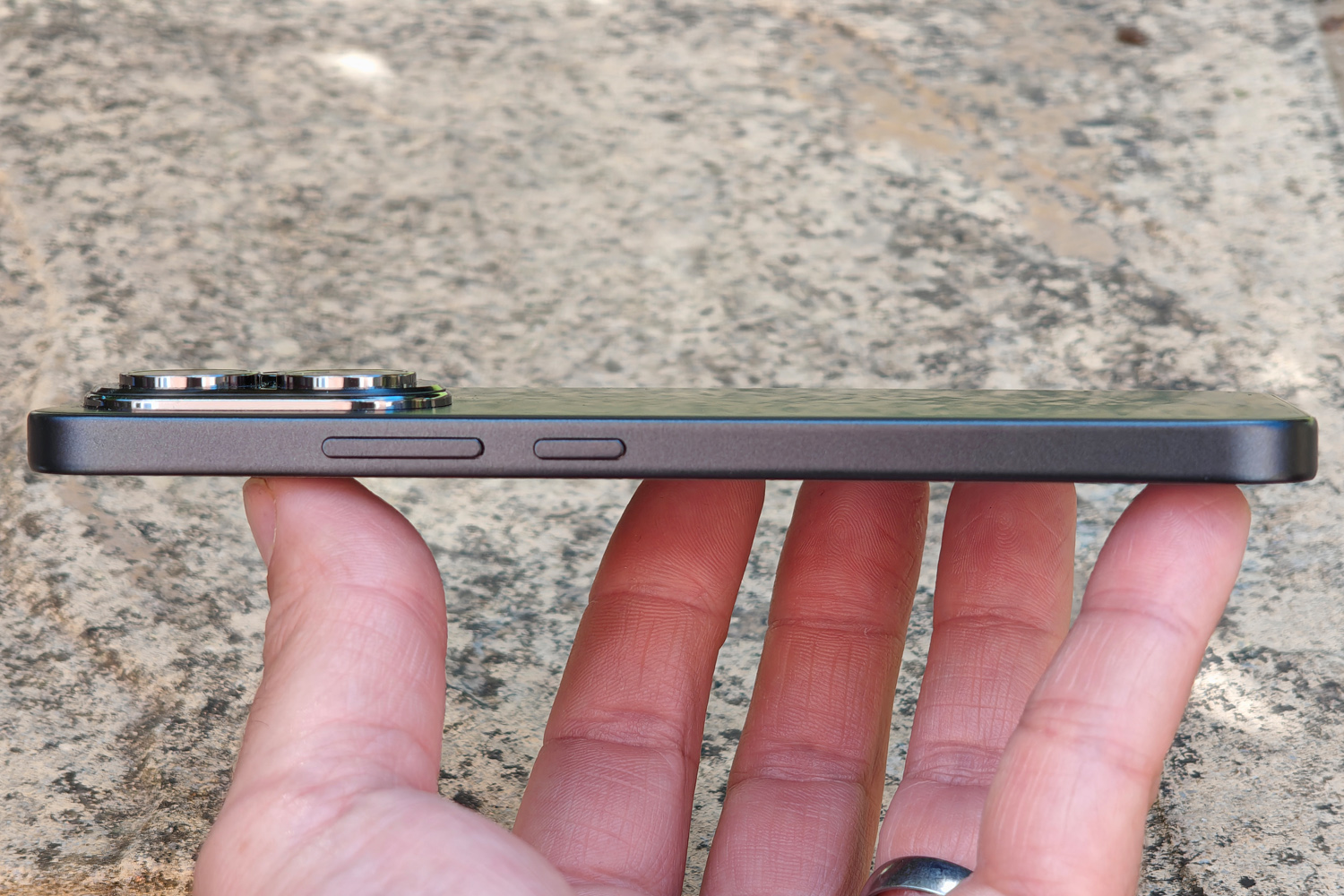 Honor 400 review side profile
