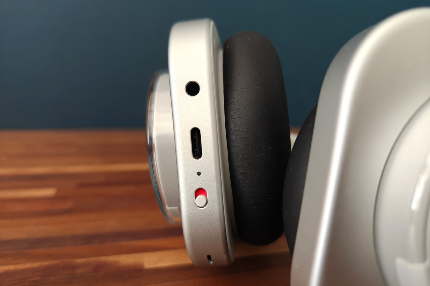Nothing Headphone 1 ports