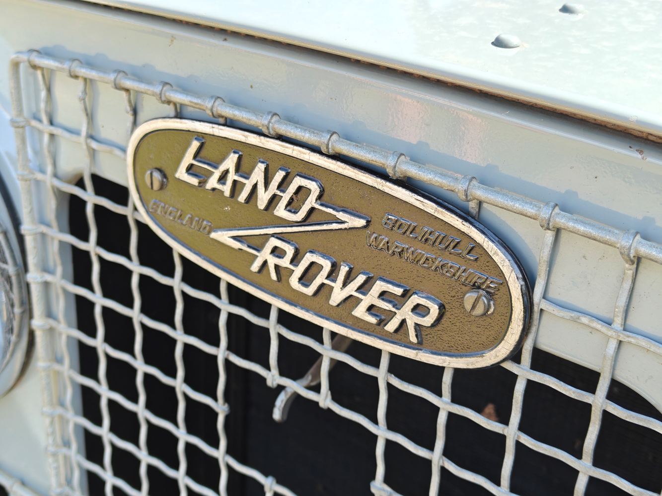 OnePlus Nord camera land rover logo