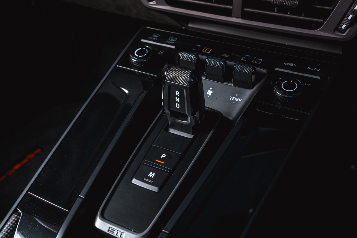 Porsche 911 GTS Cabriolet drive centre console