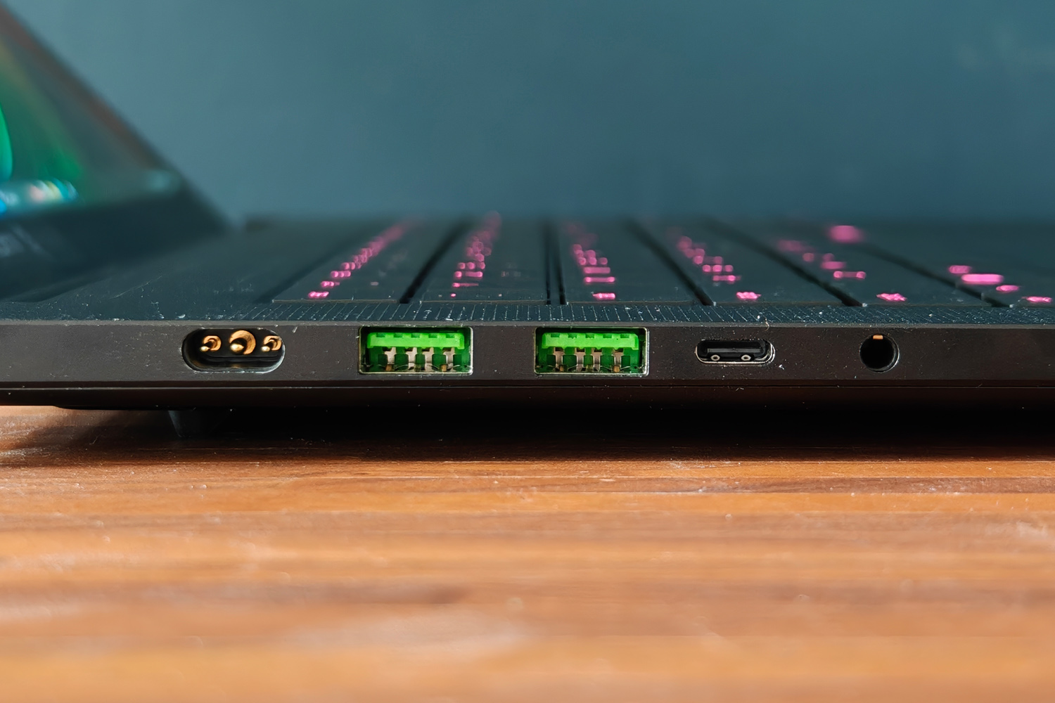 Razer Blade 16 (2025) review ports left