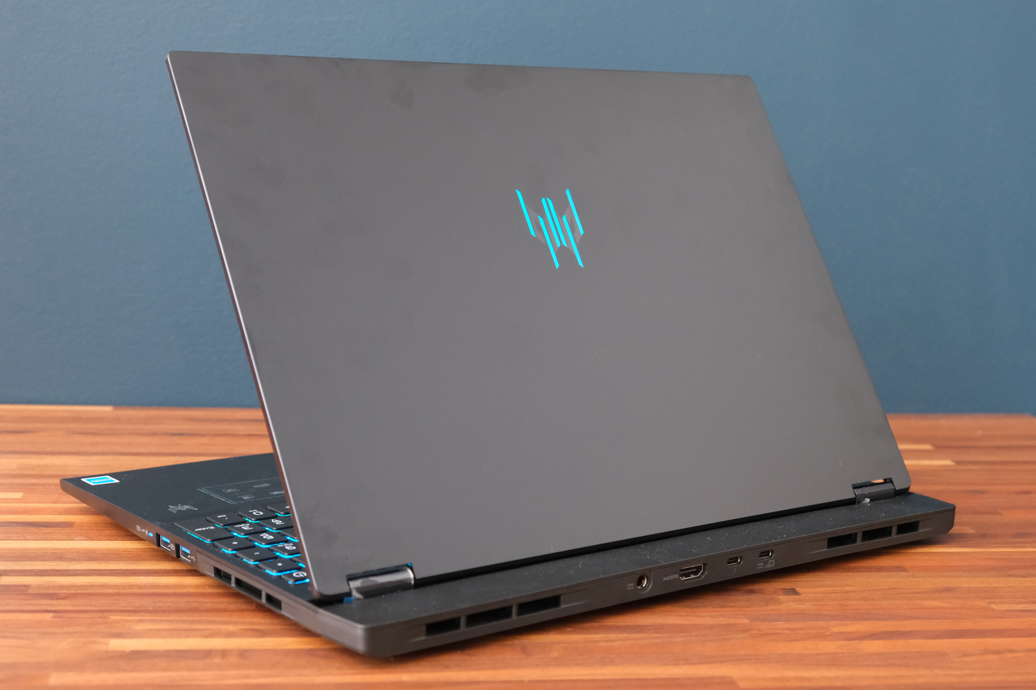 Acer Predator Helios Neo 16S AI review lid